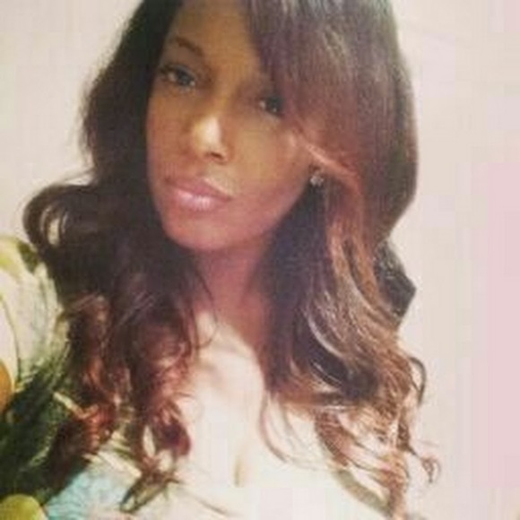 Profile Picture of Amelia Avery (@ameliaa81) on Poshmark