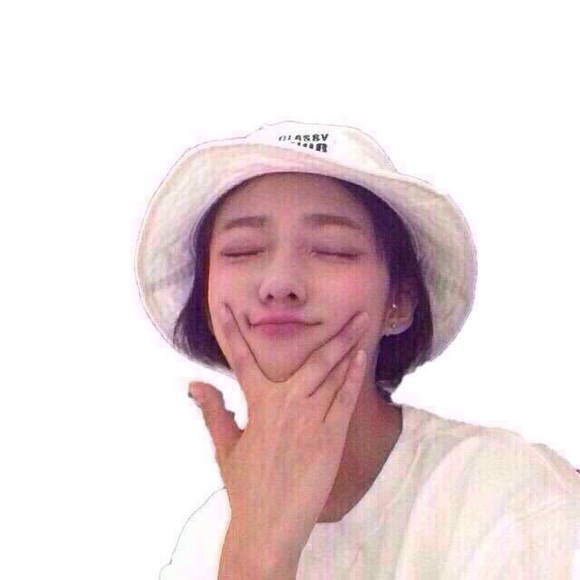 Profile Picture of Kely Kely (@kelyyyy) on Poshmark