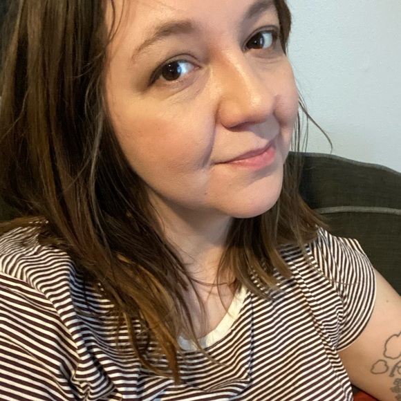 Profile Picture of Alison Hanna (@alisonmhanna) on Poshmark