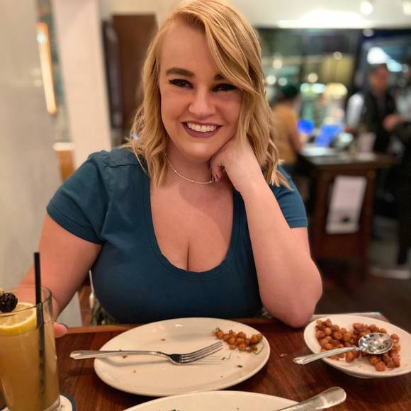 Profile Picture of Elizabeth Brewer (@lizzy_brewerr) on Poshmark