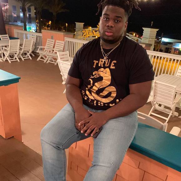 Profile Picture of Vincent Weaver (@veegrizzley) on Poshmark