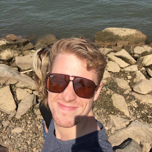 Profile Picture of Dan Bugos (@dbugos) on Poshmark