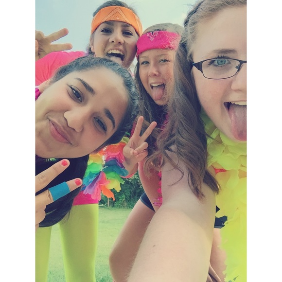 Profile Picture of Hallie Upham (@hallieupham_) on Poshmark