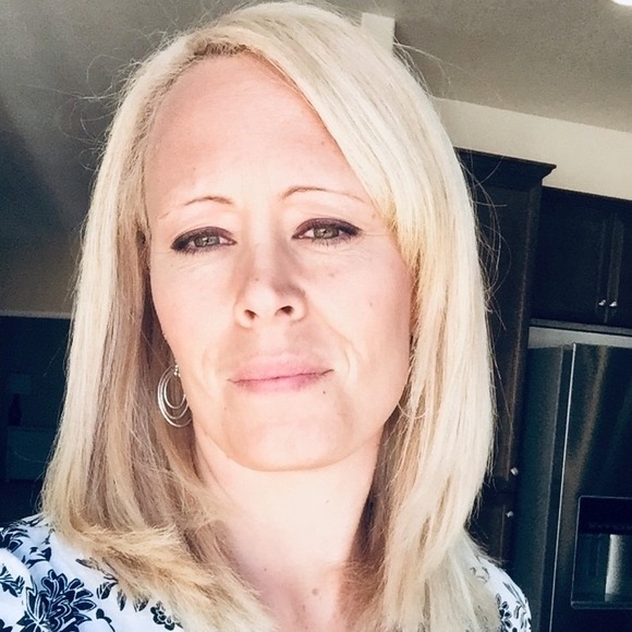 Profile Picture of Shawna Nevins (@ssnevins) on Poshmark