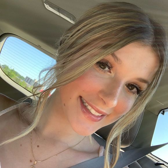 Profile Picture of Alanna Hoogstad (@alannahoogstad) on Poshmark