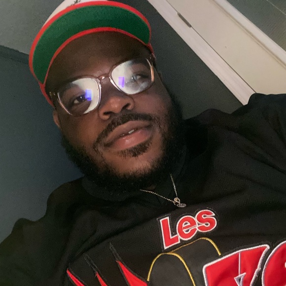 Profile Picture of Clinton Barnard (@clintonbarnard) on Poshmark