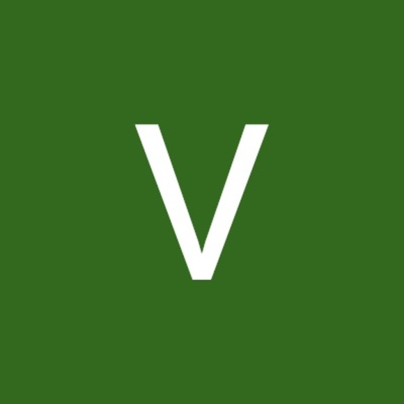 Profile Picture of Vivianne Lowen (@viviannegayle) on Poshmark