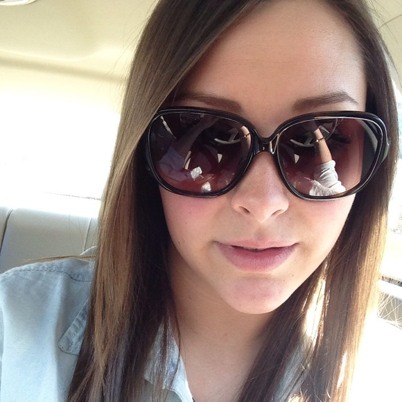 Profile Picture of Paige Steele (@psteele15) on Poshmark