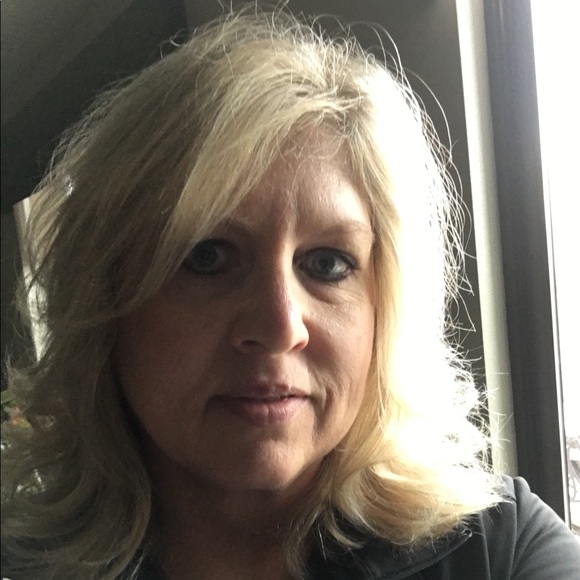 Profile Picture of Barb Grosenheider (@bamayrose) on Poshmark