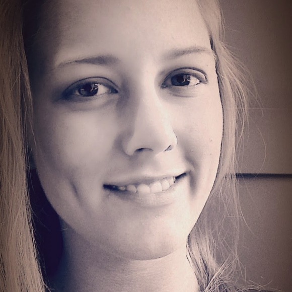 Alexia Lindquist - Poshmark Profile Picture of Alexia Lindquist (@alexialind7) on Poshmark