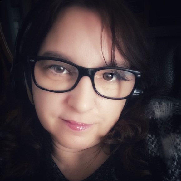 Profile Picture of Deborah Zelazko (@deboahzelazko) on Poshmark