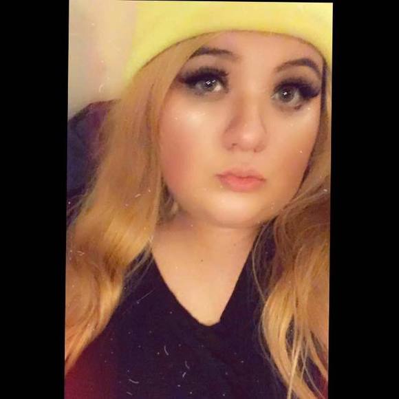 Profile Picture of Geneve Peterpaul (@geneve_) on Poshmark