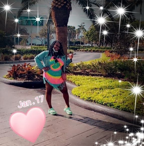 Profile Picture of Nicole Nicole (@francinebarnes) on Poshmark