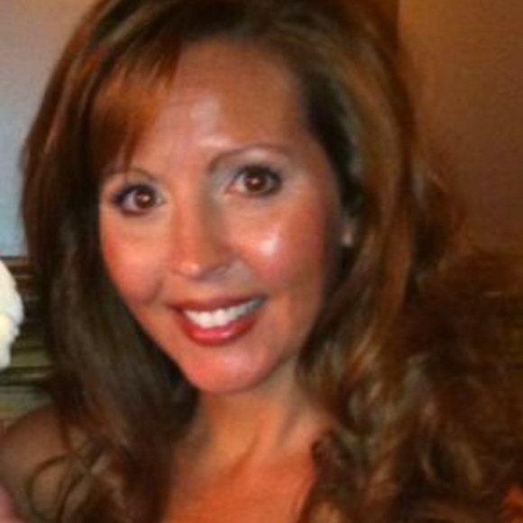 Profile Picture of Lisa Hearn (@lisahearn) on Poshmark