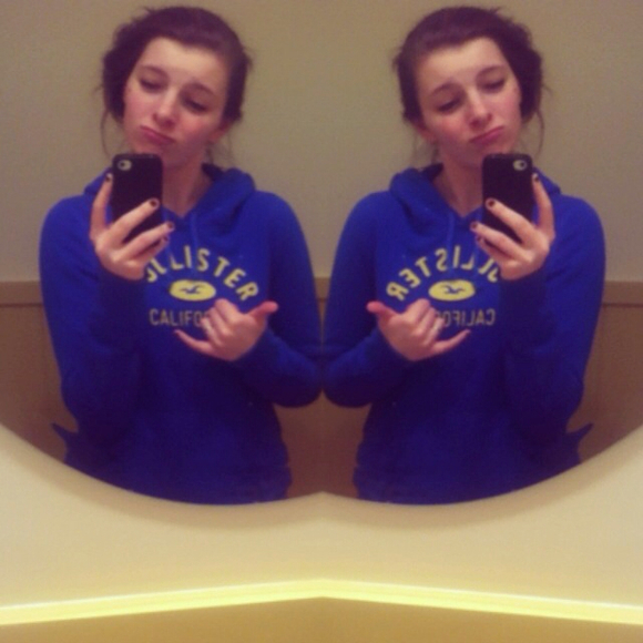 Profile Picture of Carly Gronowski (@carly_grono) on Poshmark