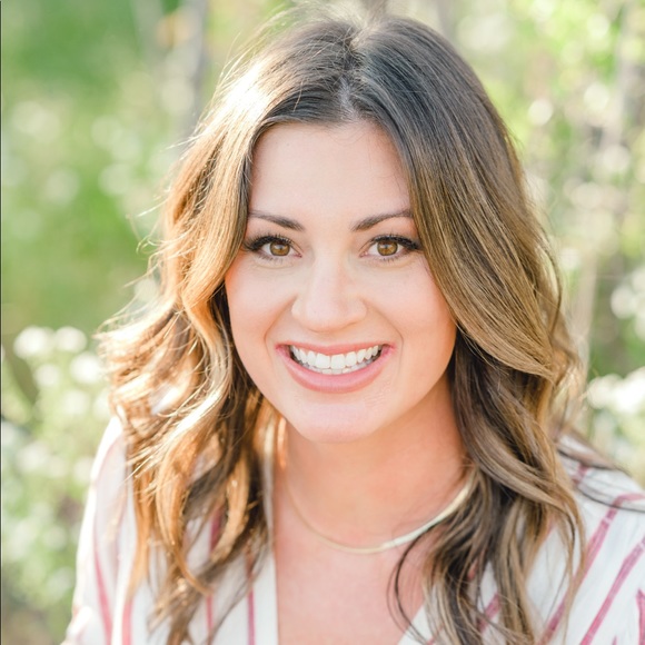 Profile Picture of Ashley Gould (@ashleygould2010) on Poshmark