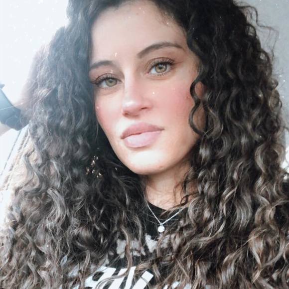 Profile Picture of Taylor Mello (@taylormello2) on Poshmark