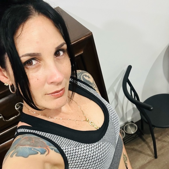 Profile Picture of Yuripsa Fagundo (@fagundoyura) on Poshmark