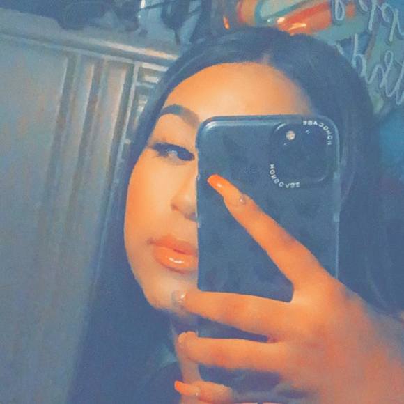 Profile Picture of Melanie Serrano (@melanieserra839) on Poshmark