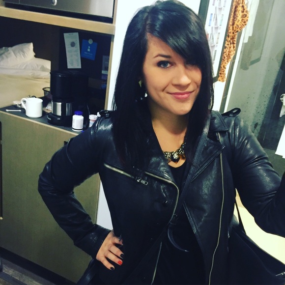 Profile Picture of Jillian Crull (@jillianvc) on Poshmark