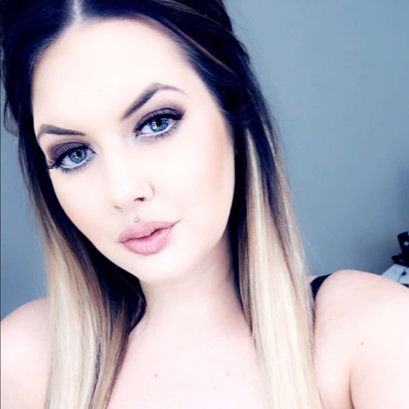 Profile Picture of Taylor Klevins (@taylorklevins) on Poshmark