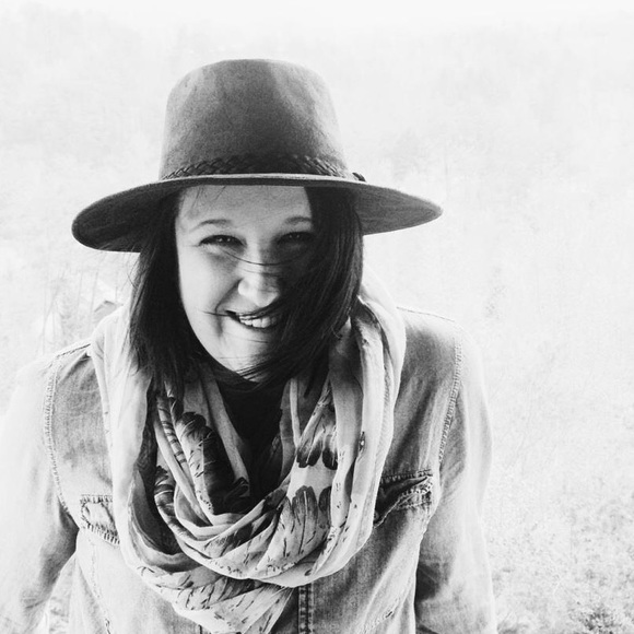 Profile Picture of Dinisha Fether (@dbfether) on Poshmark