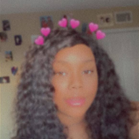 Profile Photo of Dymond Araë (@dymonda) on Poshmark