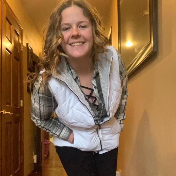 Profile Picture of Liz Prahm (@prahme) on Poshmark