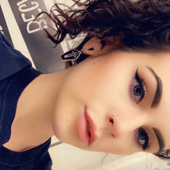 Profile Picture of Caitlin Weiweiser (@squatthot) on Poshmark