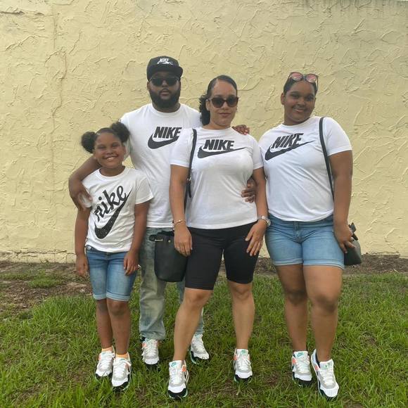 Profile Picture of Leonela Tavarez (@ltavarez23) on Poshmark