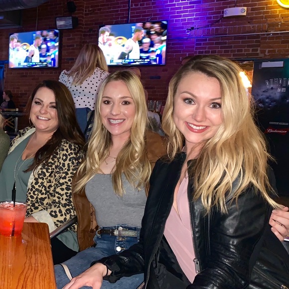 Profile Picture of Zoe Walsh (@zoe4609) on Poshmark