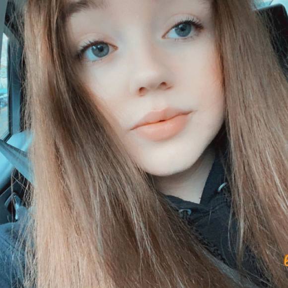 Profile Picture of Stephanie Adee (@stephanie800) on Poshmark