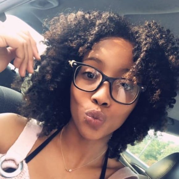 Profile Picture of Carmen Olavarria (@carmen_alyssa) on Poshmark