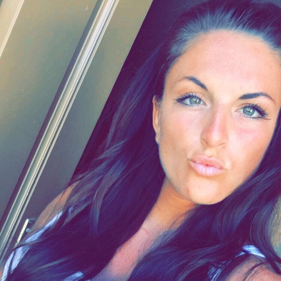 Profile Picture of Niki Barbato (@nikoleb95) on Poshmark