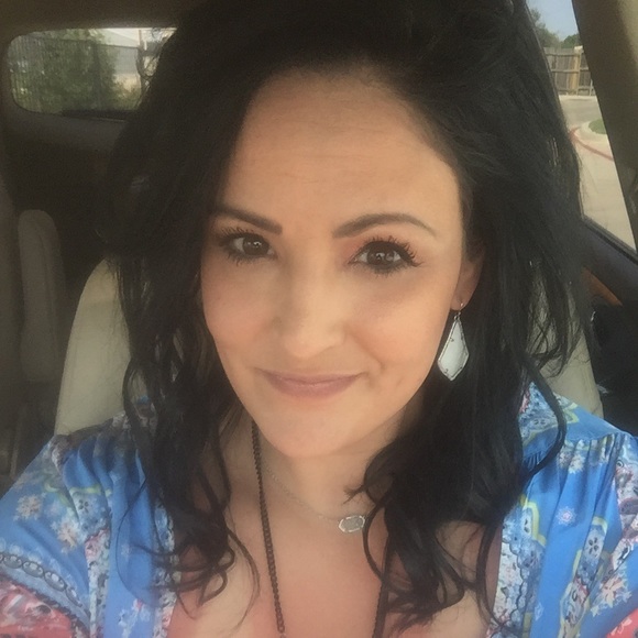 Profile Picture of Chelsea Hackfeld (@chelseahackfeld) on Poshmark