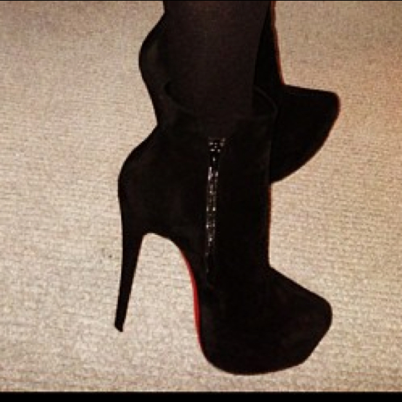 Profile Picture of Danielle Connerty (@glamgurl88) on Poshmark