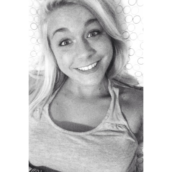 Profile Picture of Emily Buffington (@ebuffington14) on Poshmark