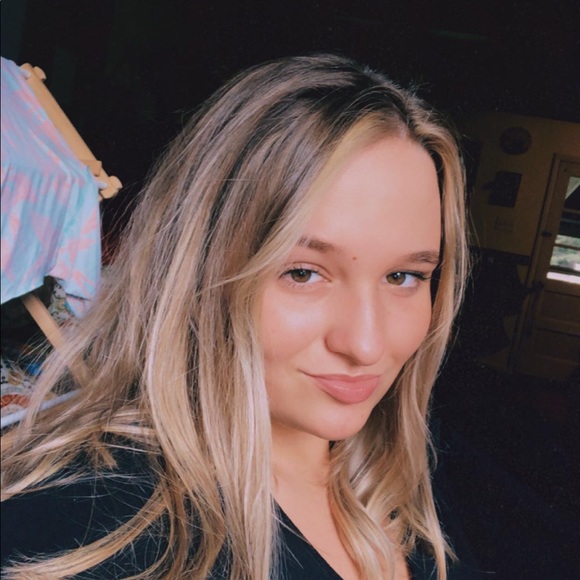Profile Picture of Lea Adams (@lea_adams17) on Poshmark