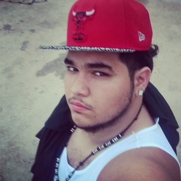 Profile Picture of Simon Gonzales (@bugzy940) on Poshmark