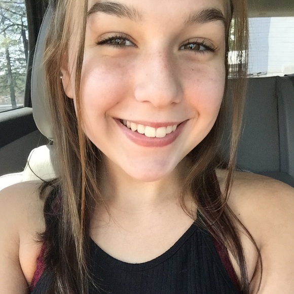 Profile Picture of Lilyana Aloes (@lilyanara) on Poshmark