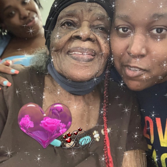 Profile Picture of Alberteen Hall (@alberteenhall) on Poshmark