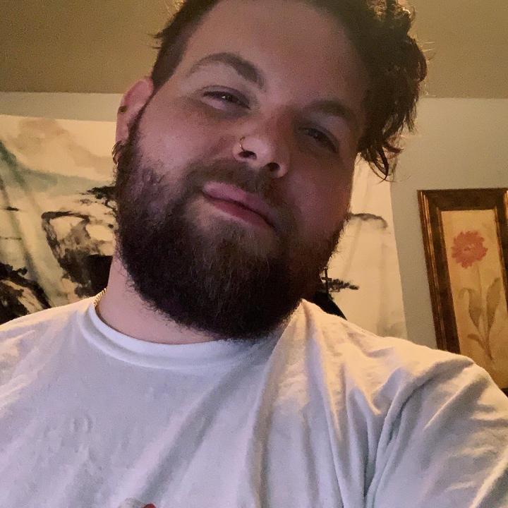 Profile Picture of Ryan Beattie (@lunacremisii) on Tiktok