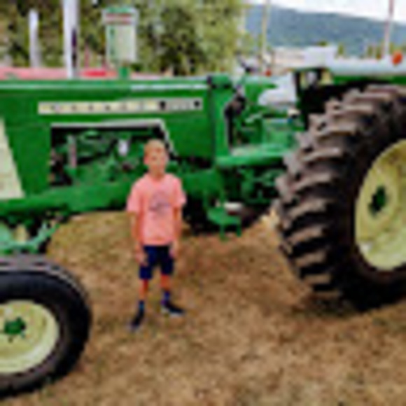 Profile Picture of Kamdin Henyan (@kamdinhenyan) on Poshmark