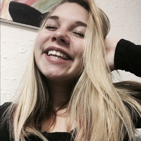 Profile Picture of Tiara Iwen (@tiaralyn_) on Poshmark