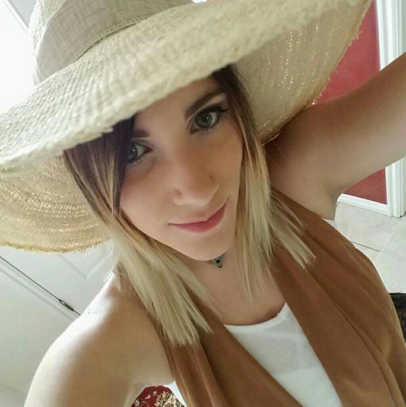 Profile Picture of Danielle Litster (@snowfox3699) on Poshmark