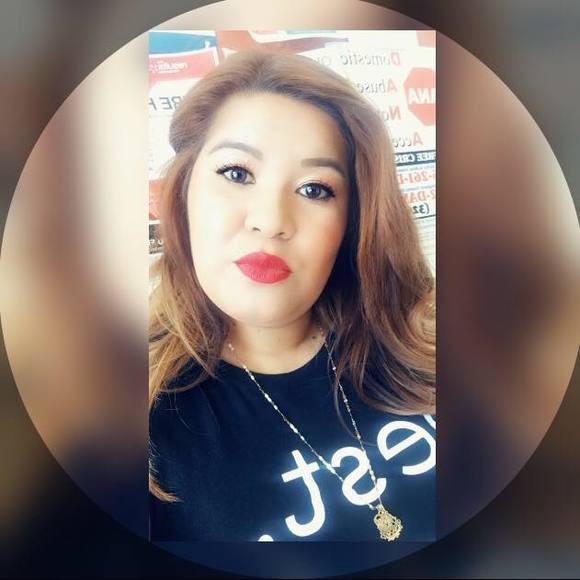Profile Picture of Elizabeth Reyna (@elizabethrey89) on Poshmark