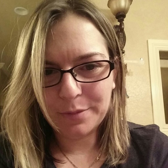Profile Picture of Jessica Perlman (@jessp1008) on Poshmark