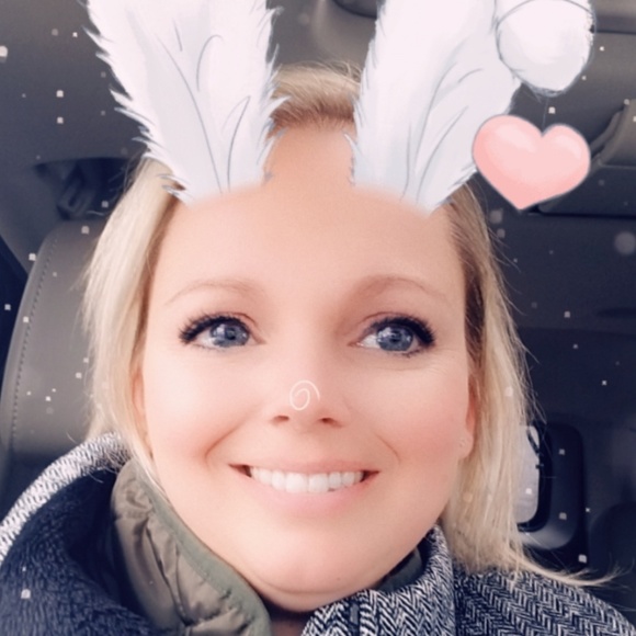 Profile Picture of Dawn Troyer (@dmbtroyer) on Poshmark