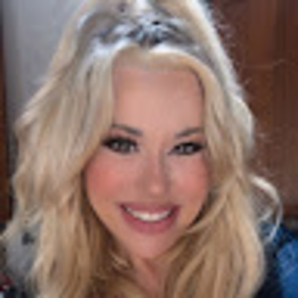 Profile Picture of Elizabeth Slayback (@eslayback) on Poshmark