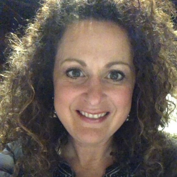 Profile Picture of Julia Cox (@juliecox33) on Poshmark